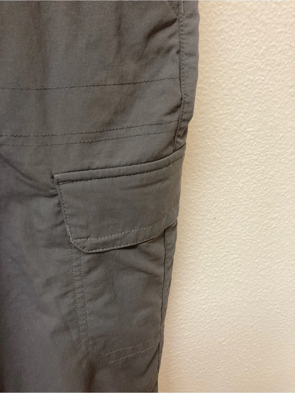 CABELA’S Men’s Charcoal Cargo Darted Knees Pants W38/L30